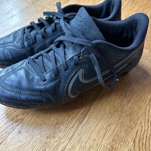 Nike Tiempo Kids Soccer Cleats – Size 7.5 – Black – Good Condition